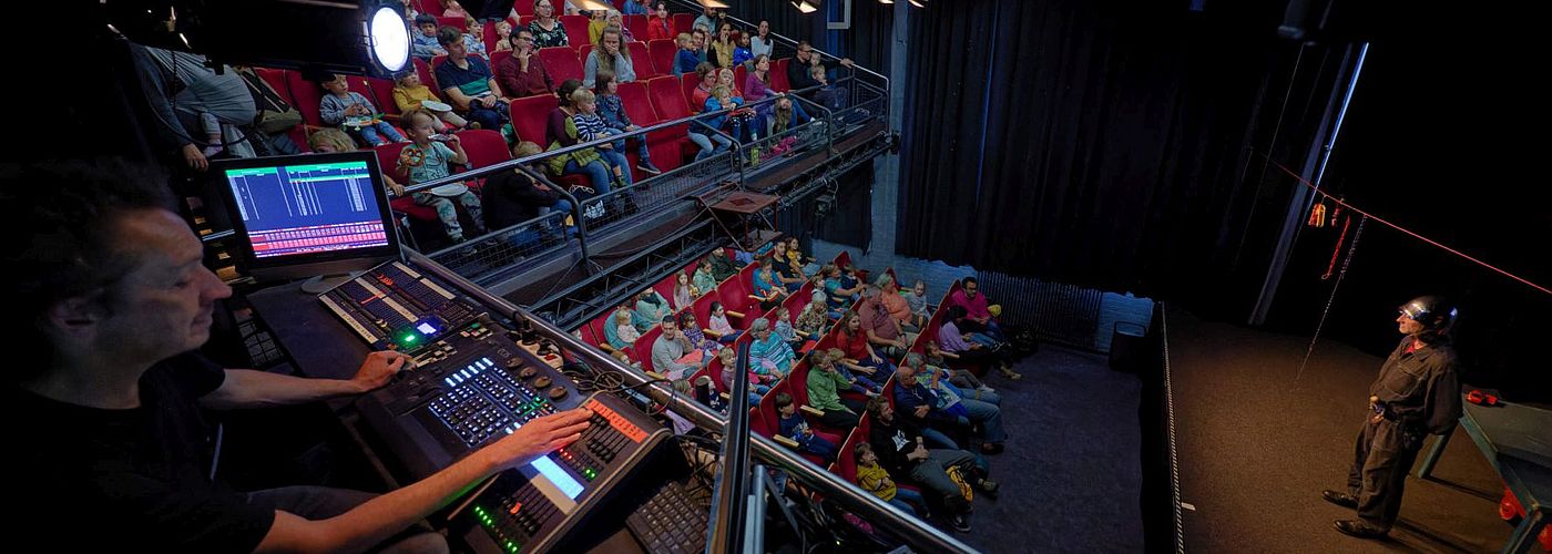 Wild+Stark2023_Theatersaal_WeiteTheater_Feuerwehr